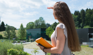 Junge Frau hält Ausschau Junge Frau hält Ausschau